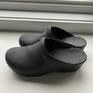 Women's Dansko black oiled clogs